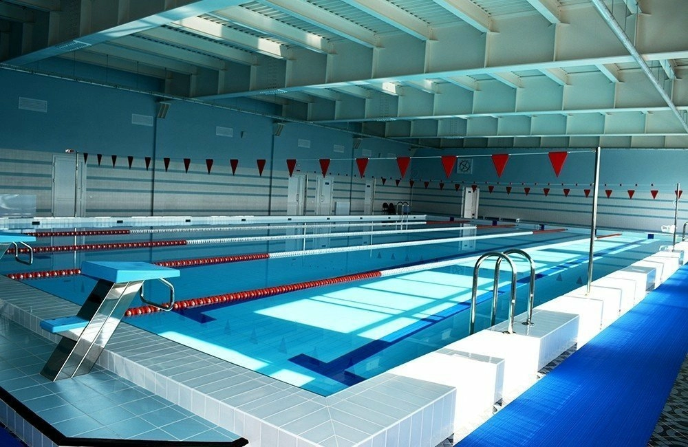 Спорт центр молодежный. Валдай спортивный комплекс бассейн. ФОК молодежный Валдай. Валдай Олимпийский бассейн. Валдай бассейн 50 метров.